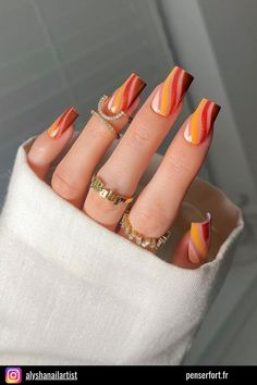 Ces ongles de forme carrée présentent une base de couleur nude ornée de tourbillons dans les tons marron, caramel, jaune et beige, offrant un mélange captivant de sophistication et de fantaisie. Nails Airbrush, Swirl Nail Art, App Filter, Orange Nail Designs, Airbrush App, Latest Nail Art, Round Nails