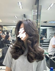 hair inspolayersblowout Cute Layered Haircut With Curtain Bangs, Blowout Face Framing Layers, Layer Hair Blowout, Medium Hair Blow Dry, 90 Hair Blowout, Blowout Ideas Medium Hair, Blowout Hair For Medium Length Hair, Beach Blowout Hair, Layer Blowout Hair