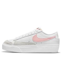 The Nike Blazer Low Platform 'White Pink Glaze' is a modern take on a classic basketball shoe. The high midsole/outsole adds a sophisticated touch to the iconic silhouette, while the upper retains the original proportions. Combining vintage materials, a vintage swoosh logo and an extremely soft low-cut collar, this sneaker is a must-have for any occasion. Perfect for everyday wear, this shoe is comfortable and stylish. The inspiration behind the design comes from the classic Nike Blazer series, Air Max 96, Blazer 77, Nike Blazer Low, Blazer Low, 95 Nike, Women Platform Shoes, Nike Air Max Plus, Air Max Plus, Nike Blazer