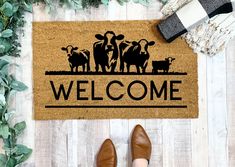 Outdoor doormat with cows and welcome text. Doormat Ideas, Outdoor Doormats, Summer Doormat, Spring Doormats, Gift For Newlyweds, Frenchie Lovers, Halloween Door Mat, Christmas Doormat, Layered Rugs