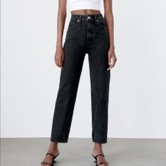 Super Trendy Jeans! High-Waisted Washed Effect Front Zip And Metal Button Closure Zara Mom Jeans, Black Mom Jeans, Trendy Jeans, Dad Jeans, High Waisted Mom Jeans, Zara Jeans, Zara Pants, Jeans Color, Cut Jeans