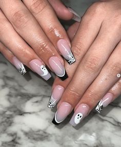 Get ready to give your manicure a spook-tacular upgrade with these 40 spooky and chic aesthetic Halloween nails designs. From aesthetic short Halloween nails to aesthetic acrylic Halloween nails there is a simple nail art design for every taste Aesthetic Halloween Nails, Halloween Themed Nails, Simple Halloween Nails, Halloween Toe Nails, Halloween Toes, 40 Aesthetic, Unique Manicure, Bat Skull, Festive Nail Designs