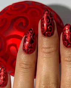 Discover unique and chic nail styles that bring out your personality. Nail Inspo Unique, Chrome Nail Art, Red Christmas Nails, Festive Nail Art, Fancy Nails Designs