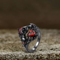 💀This ring brings us a strong visual impact and emotional shock because of its design. Roses, heart, and skulls are the basic elements of jewelry. Engagement Rings Gothic, Gothic Rings Engagement, Basic Rings, Ring Horror, Spooky Jewelry, Cool Friends, Gothic Wedding Rings, Dark Skull, Gothic Engagement Ring