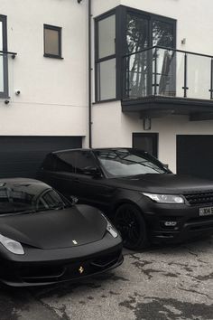 two sports cars parked next to each other in front of a building with the caption objettivos de relacion