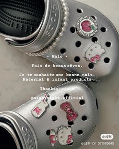 Jibbitz Crocs Ideas, Crocs With Charms, Crocs Outfit, Pin Up Outfits, Inside Shoes