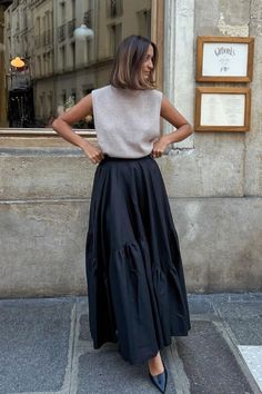 Silk Maxi Skirt Outfit Dressy, Stockholm Fashion Skirt, Long Black Tiered Skirt Outfit, Skirt Outfits Flowy, Black Skirt Long Outfit, Big Skirt Outfit, Poplin Skirt Outfit, Long Black Skirt Outfit Ideas, Cool Modest Outfits