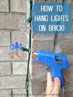 Use hot glue to hang lights on brick. | 51 Life-Saving Holiday Hacks That Are Borderline Genius Christmas Lights Outside, Lights Aesthetic, Hanging Christmas Lights, Christmas House Lights, Holiday Hack, Aesthetic Friends, Command Hooks, Christmas Hanging Decorations, Xmas Lights