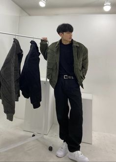 Vintage Streetwear Men Outfits, Vintage Streetwear Men, Winter Outfits Men Streetwear, Korean Men Fashion, Korean Winter Outfits, Korean Street Fashion Men, Outfits Men Streetwear, Streetwear Korean, Trendy Boy Outfits