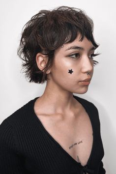 This hairstyle embraces a contemporary twist on the tousled, choppy bob that became iconic in the early 2000s, featuring an effortlessly messy appearance with layered cuts to create volume and movement. The soft, face-framing bangs complement the edgy, piece-y texture of the bob, giving it a playful and youthful vibe. It's a - Click to see more of Y2K Hair Revival: 33 Nostalgic Styles Reclaiming the Spotlight and follow us for more hairstyle ideas. // Photo Credit: Instagram @torrie.hart.hair Warm Blonde Highlights, Pixie Cut Styles, Y2k Hair, Long Pixie Cuts, Short Layered Haircuts, Long Pixie, Short Hair With Layers, Short Hair Styles Pixie, Pixie Cuts