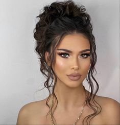 Formal Hairstyles For Long Hair, Quince Hairstyles With Crown, Hairstyles Indian, Hairstyles Messy, Messy Buns, Quince Hairstyles, Long Hair Wedding Styles, Makijaż Smokey Eye, Messy Bun Hairstyles