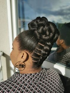 Classy Braids Hairstyles, Classy Braids, Goddess Braids Updo, Goddess Braid, Classic Bun, Hair Recipes, Chignon Updo