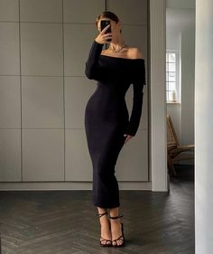 Dress 👗, Dresses Black Aesthetic, Black Outfits Dress, Black Tight Dress Outfit, Tight Formal Dress, Stylish Black Outfits, Black Outfit Dress, Elegant Outfit Dress, Long Tight Dresses