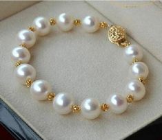 Pearl Bracelet Gold, White Pearl Bracelet, Pearl Necklace Designs, Pola Sulam, Beads Bracelet Design, Girly Jewelry, Bead Jewellery, Bijoux Diy, Pearl Size