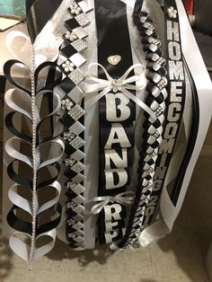 a bunch of ribbons that are on top of each other in the shape of a band