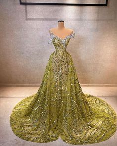 Grammy Dresses Ideas, Extravagant Prom Dresses, Victor Wallpaper, Exotic Prom Dresses, Extravagant Dresses, Dresses Glam, 1870s Dress, Ghanaian Wedding, Matric Dance Dresses