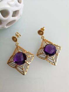 Antique elegant pearl earrings with central stone by Amethyst simulant with emerald cut. Handmade handmade watermark frame in gold-plated silver. Size length earrings 4 cm. Ancient. Vintage. Gold Amethyst Jewelry With Filigree Detail, Antique Earrings Vintage, Ornate Purple Drop Earrings, Mixed Metal Amethyst Square Dangle Earrings, Gold Amethyst Dangle Chandelier Earrings, Ceremonial Byzantine Filigree Earrings, Earrings Antique, Baroque Pearl Earrings, Amethyst Earrings