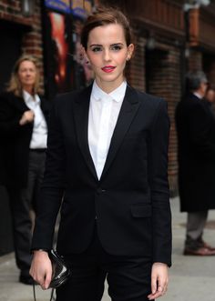 I AM going to have a suit up party one time... too bad my birthday is in summer :'( @Leon Plug can your next party be a suit party??? Womens Black Suit, Tomboy Stil, Emma Watson Style, Tomboy Chic, Androgynous Fashion, Looks Black, Black Suit, Tomboy Fashion, Mode Inspo