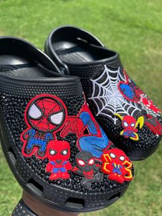 Be the coolest kids in the halls at school in your new Spider-Man Crocs. Coolest shoes in your closet that all your friends will want. Perfect gift for Spider-Man lovers!  If looking for a different character, please message me and I will be more than happy to customize for you.  Size chart is in listed in the photos. Spiderman Crocs, Taylor Swift Shoes, Black Spider Man, Coolest Shoes, Crocs Slides, Pretty Sneakers, Crocs Fashion, Rhinestone Crafts, Crocs Men