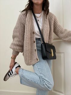 Fall Transition Outfits, Mum Fashion, Beige Outfit, Summer Trip, Looks Street Style, Autumn Outfits, Oversized Knitted Sweaters, Cardigan Outfits, Scandi Style