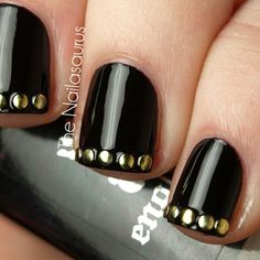 Edgy black nails with gold studs Black Gold Nails, Uk Nails, Gold Nail, Studded Nails, Great Nails, Simple Nail Designs