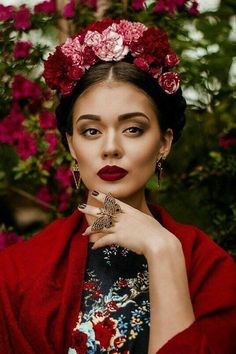 Mexican Makeup, Maroon Lips, Woman With Flowers, Mexican Fashion, Flowers In Her Hair, Trendy Makeup, Trendy Flowers, Foto Poses