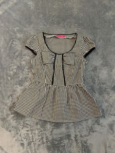 Plaid coquette milkmaid blouse -Japanese brand pinky girl -Excellent condition -Length:59cm, pit to pit:40cm, best fits uk4&6 #japan #fatalframe #horrorprotagonist #darkcoquette #vamp Vintage Cotton Top With Square Neck, Cute Fitted Tops With Square Neck, Cute Fitted Top With Square Neck, Cute Fitted Square Neck Top, Vintage Square Neck Tops For Spring, Vintage Tops With Ruffles And Square Neck, Vintage Ruffled Square Neck Tops, Vintage Square Neck Blouse For Spring, Vintage Square Neck Tops With Ruffles