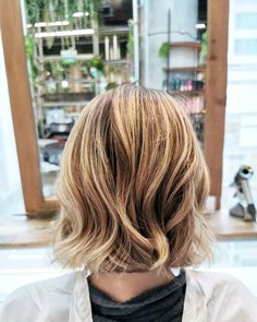 Here's a modern, fashionable, and youthful balayage hairstyle. Visit our salon to try this out! choppy bob balayage // balayage short hair // short hair balayage blonde #balayage #balayaged #highlighte #highlights Short Hair Balayage Blonde, Hair Balayage Blonde, Balayage Beige, Blended Balayage, Bob Balayage, Color Bob, Balayage Hairstyle, Balayage Short