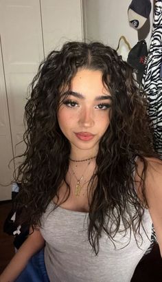 Curl Shampoo, Smink Inspiration, Curly Girl Hairstyles, Nature Tattoos, Dream Hair, Long Curly Hair, Curly Girl, Long Curly, Pretty Makeup