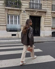 Leather jacket | brown leather jacket | fall fashion inspo | fall fashion outfit | classy and casual fall outfit | clean girl aesthetic | leather jacket outfit | women’s leather jacket | brown leather jacket women’s Eloise Aesthetic, Slp Outfits, Brown Jacket Outfit, Euro Fashion, Dinner Outfit Casual, Fit Board, Fashion Vibes, Leather Jacket Outfits, Autumn Street Style