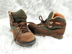 Just needs some tlc. Timberland Boat Shoes, Timberland Boots Mens, Gore Tex Fabric, Leather Work Boots, Leather Hiking Boots, Deck Shoes, Solid Brown, Boots Mens, Brown Pattern