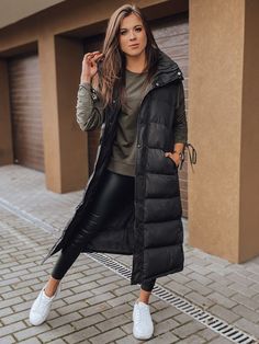 Black Puff Vest Outfits For Women, Long Puffy Vest Outfits For Women, Long Black Vest Outfits For Women, Brunch Party Outfit Ideas, Long Black Puffer Vest Outfit, Black Puff Vest Outfit, Long Puffer Vest Outfits For Women, Camel Vest Outfit