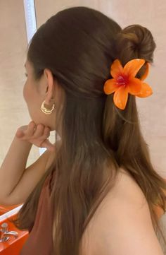 Flower hair clip, summer aesthetic, summer hairstyles, aesthetic hairstyles, summer outfits, hibiscus flower aesthetic Hibiscus Claw Clip, Hibiscus Hair Clip, Hair Clip Hairstyles, Hair Tips Video, Hair Stylies, روتين العناية بالبشرة, Hair Stylist Life, Flower Hair Clips