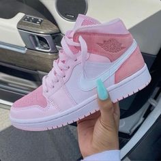 Sepatu Platform, Sepatu Air Jordan, Sneaker Outfits, Sneaker Nike, Trendy Shoes Sneakers, Jordan Sneaker, Preppy Shoes, Jordan Shoes Girls, Custom Nike Shoes