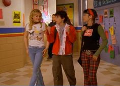 13 'Lizzie McGuire' Outfits You Tried To Recreate As A Pre-Teen — PHOTOS Early 2000s Disney Channel Fashion, Lizzie Mcguire Outfits, 1990 Style, Lizzie Mcguire Movie, Blue Hair Accessories, 2000 Fashion, Early 2000s Fashion