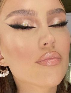 Machiaj Smokey Eyes, Champagne Makeup, Ball Makeup, Fashion Outfits Dresses, Classy Makeup, Rave Makeup, Glossy Makeup, Eye Makeup Pictures