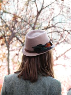 * Materials: This beautiful hat is made with high quality beige wool felt. The hat is decorated with rooster feathers and brown grosgain ribbon ( 100 % cotton) . This hat is so warm and chic , perfect for autumn and winter. *Product info: The felt capeline is stiffened with felt stiffener ( no smell ). It can be made in different sizes. If you want to customize this item or you want another color that do not appear in the *variations box * contact with me . It will be my pleasure to create a cus Winter Feathered Flat Brim Felt Hat, Winter Felt Hat With Feathers And Flat Brim, Winter Fedora Hat With Feather Trim, Winter Fedora With Feather Trim, Winter Felt Hat With Feathers And Short Brim, Winter Feathered Brimmed Felt Hat, Brimmed Winter Fedora With Feathers, Winter Adjustable Felt Hat With Feathers, Adjustable Felt Hat With Feathers For Winter