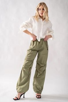 Pantalones de paracaídas de corte ajustado fiel al tamaño para un ajuste más holgado, por favor elija una talla más -fluidos -Cierre elástico ajustable en la cintura y los tobillos.



 Pantalones de paracaídas holgados y holgados.

 Gana muchos puntos de estilo con estos pantalones cargo. Con un material exterior color oliva con un diseño cargo y un ajuste extremadamente holgado, estamos enamorados. Combínalo con un top corto, zapatillas frescas y un minibolso para lograr un look que aporte toda la actitud. Cargo Jogger Pants Outfit, Baggy Parachute Pants, Pantalon Parachute, Parachute Pants Outfit, Olive Shell, Celana Kargo, Cargo Design, Denim Romper, Activewear Sets