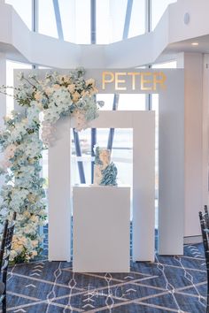 there is a floral arrangement in the center of this room with white and blue decor