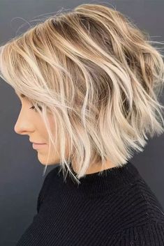 Textured Inverted Bob #thinhair #hairtypes Short Textured Bob, Bob Pendek, Kort Bob, Trendy We Fryzurach, Layered Haircuts For Women, Wavy Bob Haircuts, Textured Haircut, Wavy Bob Hairstyles, Cute Haircuts