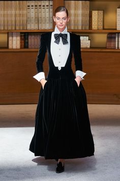 Moda Chanel, Chanel Fashion Show, Chanel Outfit, Paris Couture, Dress Chanel, Mode Chanel, Chanel Dress, Dior Haute Couture