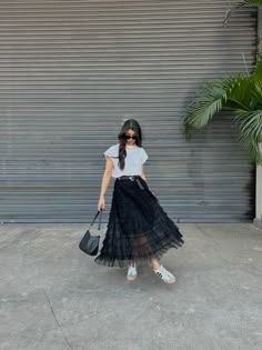 Look despojado com saia de tule mid Aurora Concert, Outfit Tenis, Easy Chic, Concert Looks, Outfit Ideas Fashion, New Outfits, Casual Chic, Classic Style, Lookbook