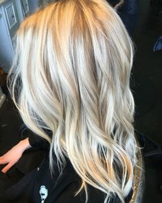 Dark Blond To Light Blond Balayage, Cali Blonde Hair Color, Beautiful Blonde Highlights, Spring Blonde 2024, Bright Blonde Highlights With Lowlights, Blonde Hair Fun Color Ideas, Platinum Blonde With Strawberry Blonde Highlights, Bleach Blonde With Lowlights, Fine Blonde Highlights