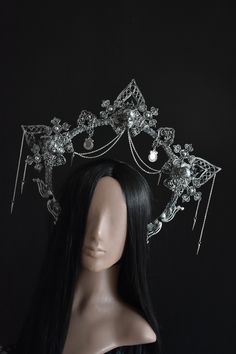 Halo crown is decorated with epoxy resin skulls. This crown is made with filigree, decorative ribbon, glass and plastic beads, chain. The gothic crown is available in different colors (see last photo). The crown in the photo in old silver color. Unique and impressive look of the crown will not leave you without attention at any event! Сrown height 16 cm (6.3 inch), crown widht is above 39 cm (15.3 inch) Rebecca + Core + Aesthetic, Goth Headpiece, Summer Manicure Designs, Gothic Headdress, Gothic Crown, Metal Crown, Black Crown, Fantasias Halloween, Crystal Crown