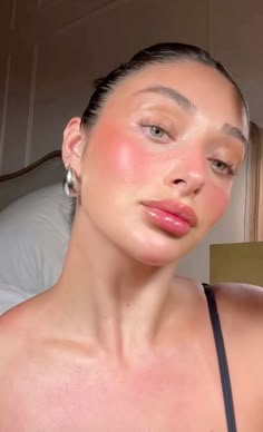 Beachy Glowy Makeup, Blush Glowy Makeup, Cancun Makeup, Glowy Summer Makeup, Blush Looks, Glowy Makeup Look, Vacation Makeup, Smooth Makeup, Sunkissed Makeup