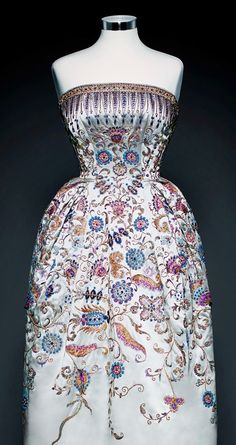 Haute Couture Embroidery, Embroidery Vintage, 20th Century Fashion, 19th Century Fashion, Couture Embroidery, Vintage Gowns, Vintage Couture, Fantasy Dress, Moda Vintage