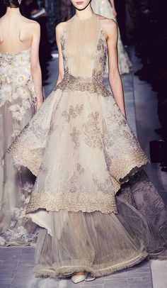 Valentino - Couture Spring 2013.  This would so be my wedding dress if I renewed my vows! Gothic Elegance, Cocktail Wedding, Fashion Couture, Moda Vintage, Couture Gowns, 여자 패션