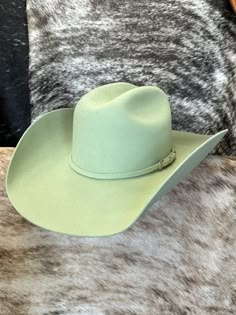 Looking for a cowboy hat that's as stylish as it is functional? Look no further than the Serratelli Mesa Cowboy Hat! Serratelli Hats are a statement piece rooted in true western heritage. With over 100 years experience, Serratelli knows how to make a cowboy hat look and feel great. Crafted from pure wool construction, this solid Pistachio green cowboy hat is designed to withstand even the toughest conditions, while keeping you looking sharp and polished. The classic Cattleman crease adds a tradi Colored Cowboy Hats, Felt Cowboy Hats Women, Cowboy Hat Shapes, Make A Cowboy Hat, Green Cowboy Hat, Rodeo Hats, Cowboy Hats For Women, Bling Horse Tack, Cowboy Hats Women