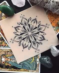 Tattoo apprentice Tattoos Knee, Tattoos Elbow, Small Simple Tattoos, Simple Mandala Tattoo, Small Mandala Tattoo, Ornamental Mandala, Tattoo Dotwork