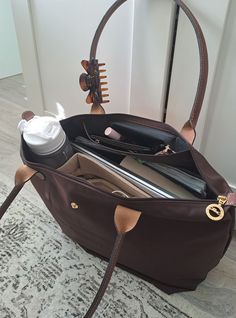 Purses For School Handbags, Study Bag Aesthetic, Whats In My Office Bag, Office Bag Aesthetic, Cute School Handbags, School Bag Inspiration, What's In My School Bag Aesthetic, Elegant School Bags, Brown Longchamp Bag Outfit